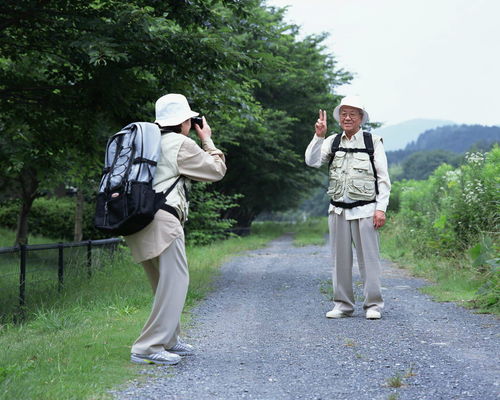 老年人旅游需要带什么东西进去(老年人旅游需要带什么东西进去呢)
